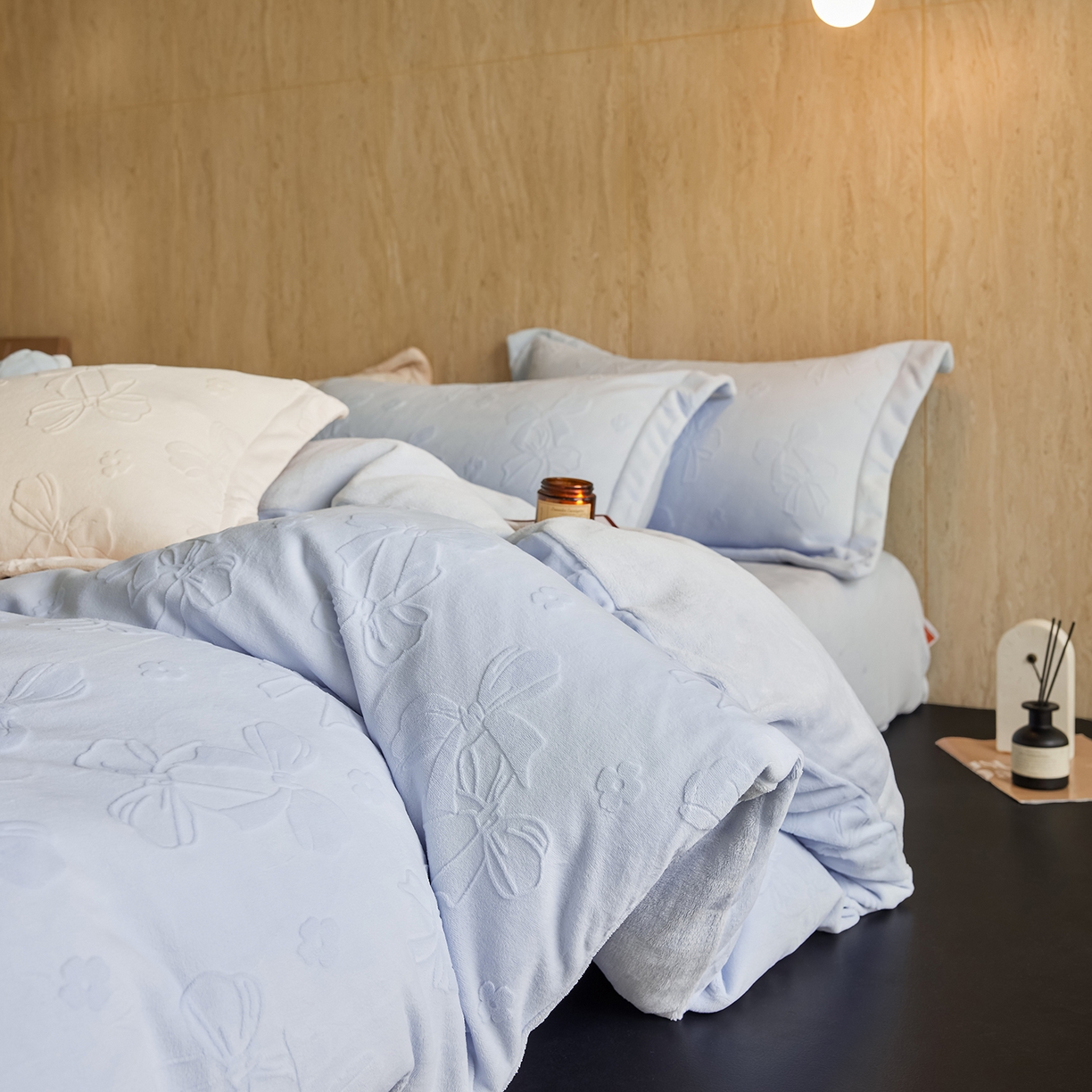 91家纺网 家纺一手货源 找家纺 亿梵家居 2025秋冬新款A类全消光牛奶绒立体5D雕花绒四件套-风格一 （提供买家秀） 蝴蝶结-天空蓝