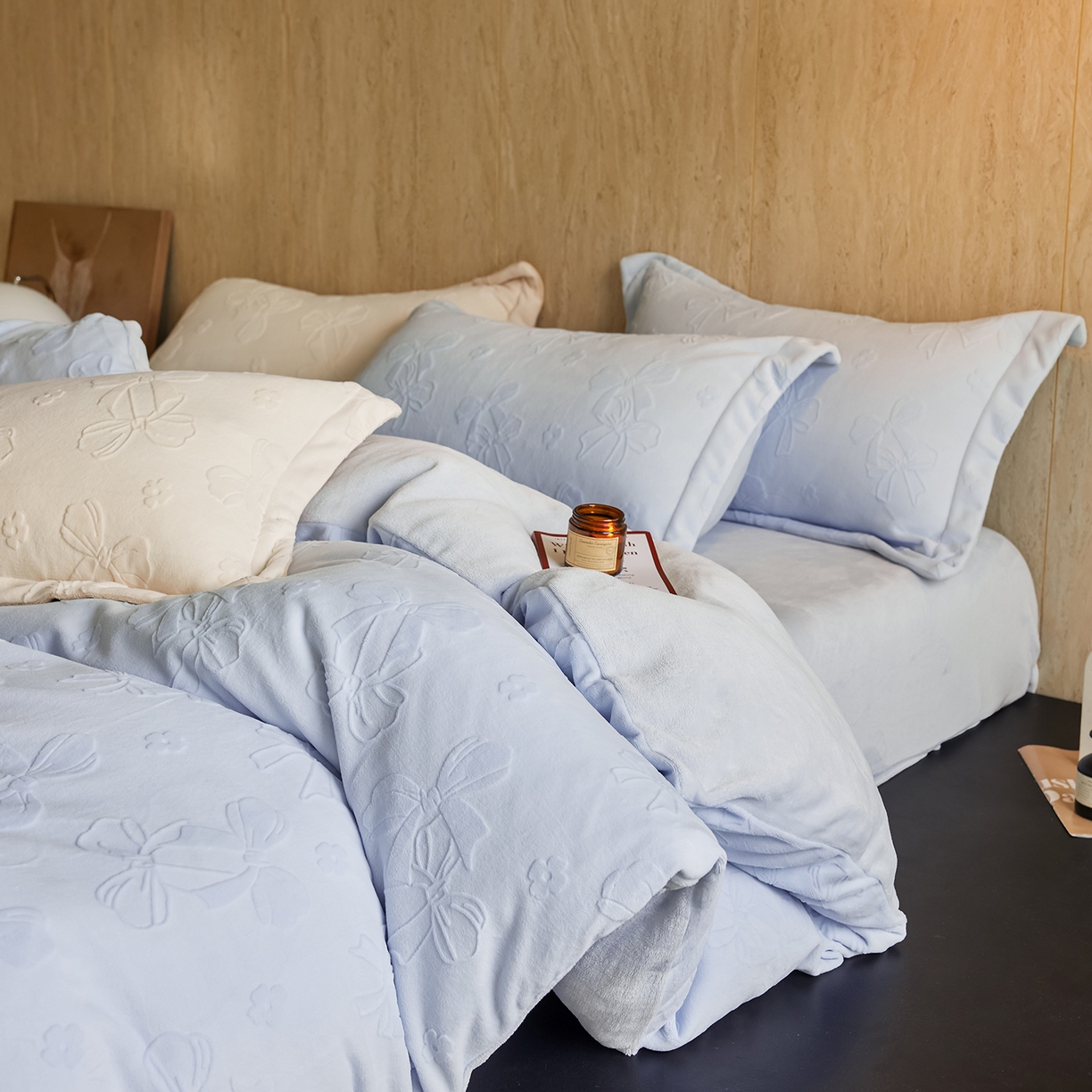 91家纺网 家纺一手货源 找家纺 亿梵家居 2025秋冬新款A类全消光牛奶绒立体5D雕花绒四件套-风格一 （提供买家秀） 蝴蝶结-天空蓝