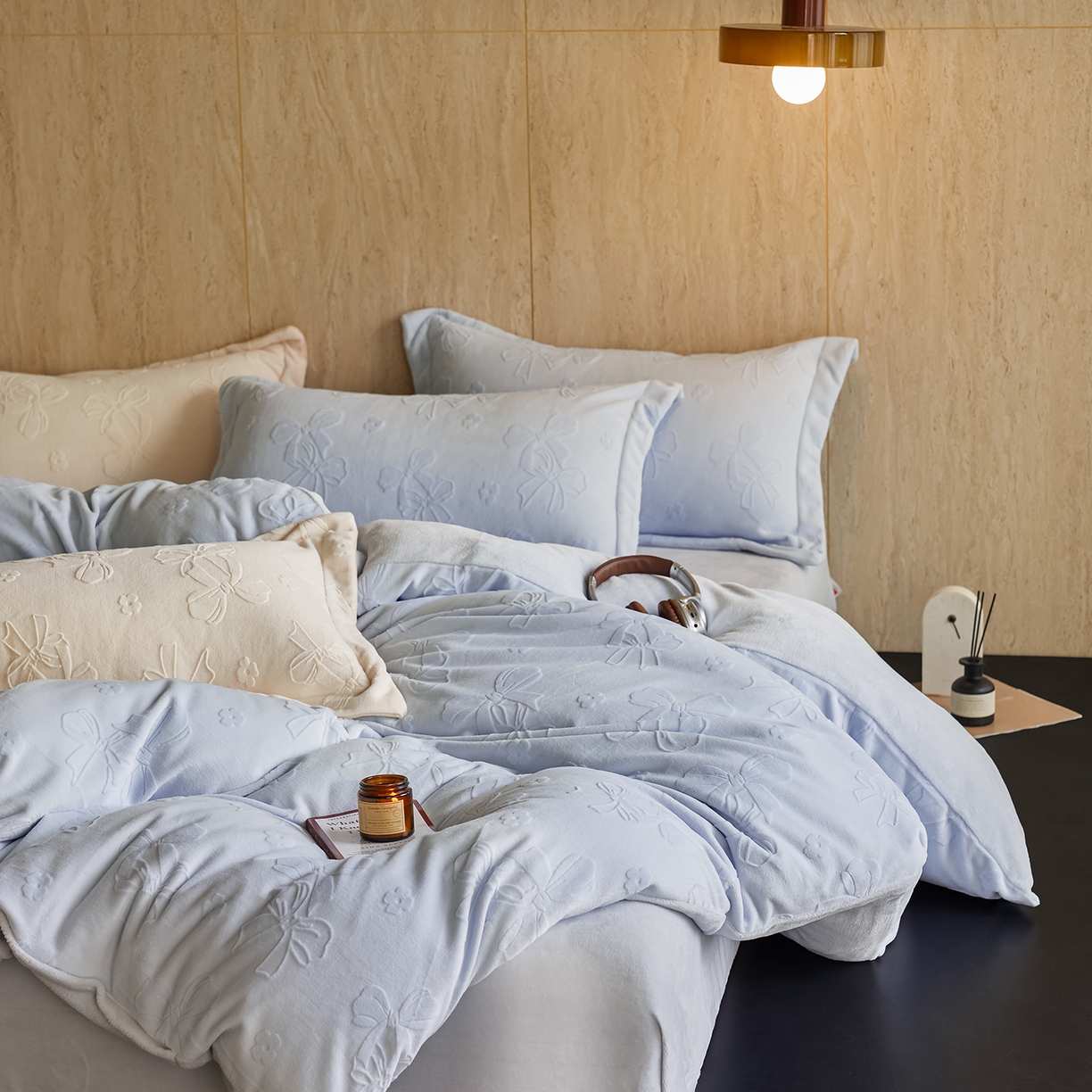 91家纺网 家纺一手货源 找家纺 亿梵家居 2025秋冬新款A类全消光牛奶绒立体5D雕花绒四件套-风格一 （提供买家秀） 蝴蝶结-天空蓝