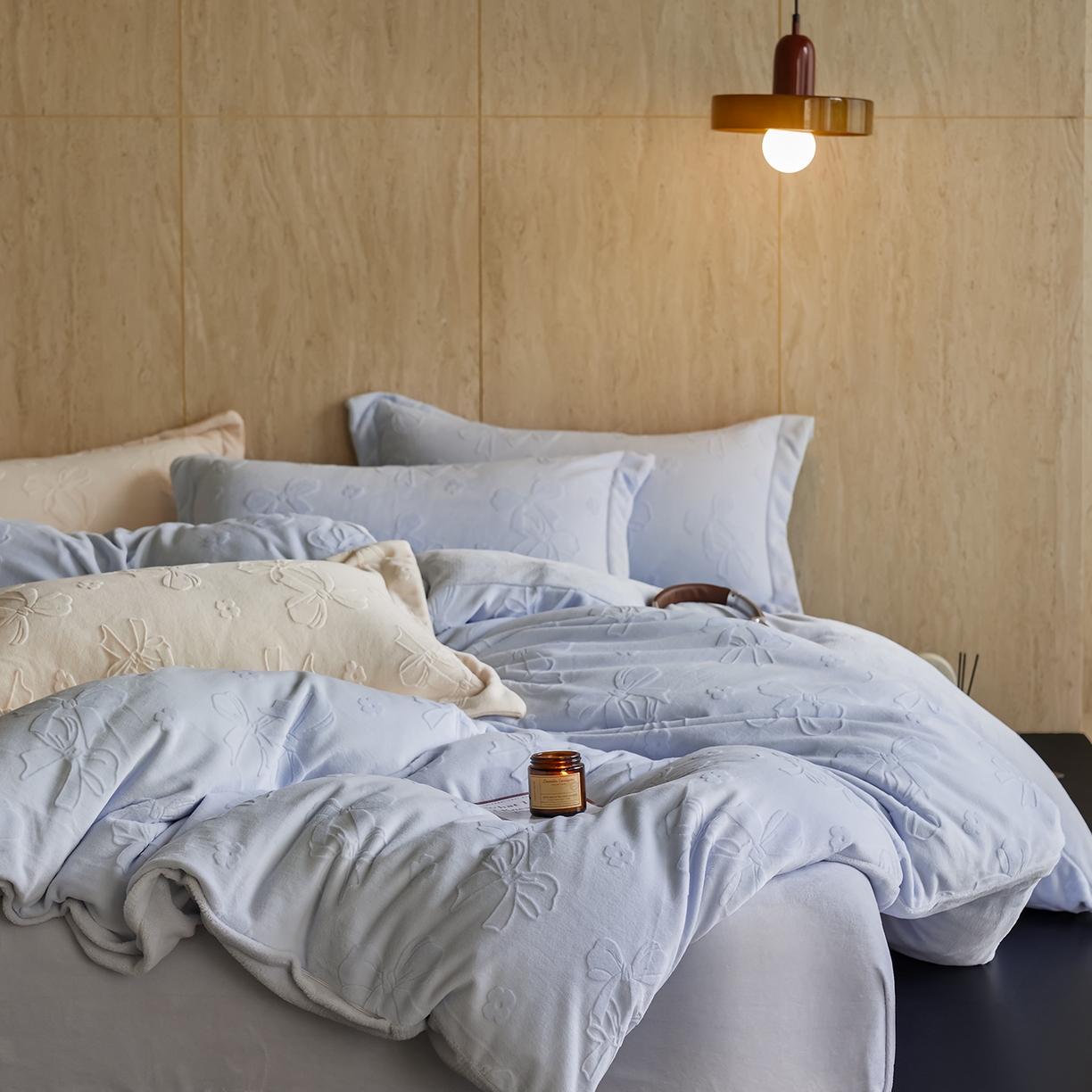 91家纺网 家纺一手货源 找家纺 亿梵家居 2025秋冬新款A类全消光牛奶绒立体5D雕花绒四件套-风格一 （提供买家秀） 蝴蝶结-天空蓝