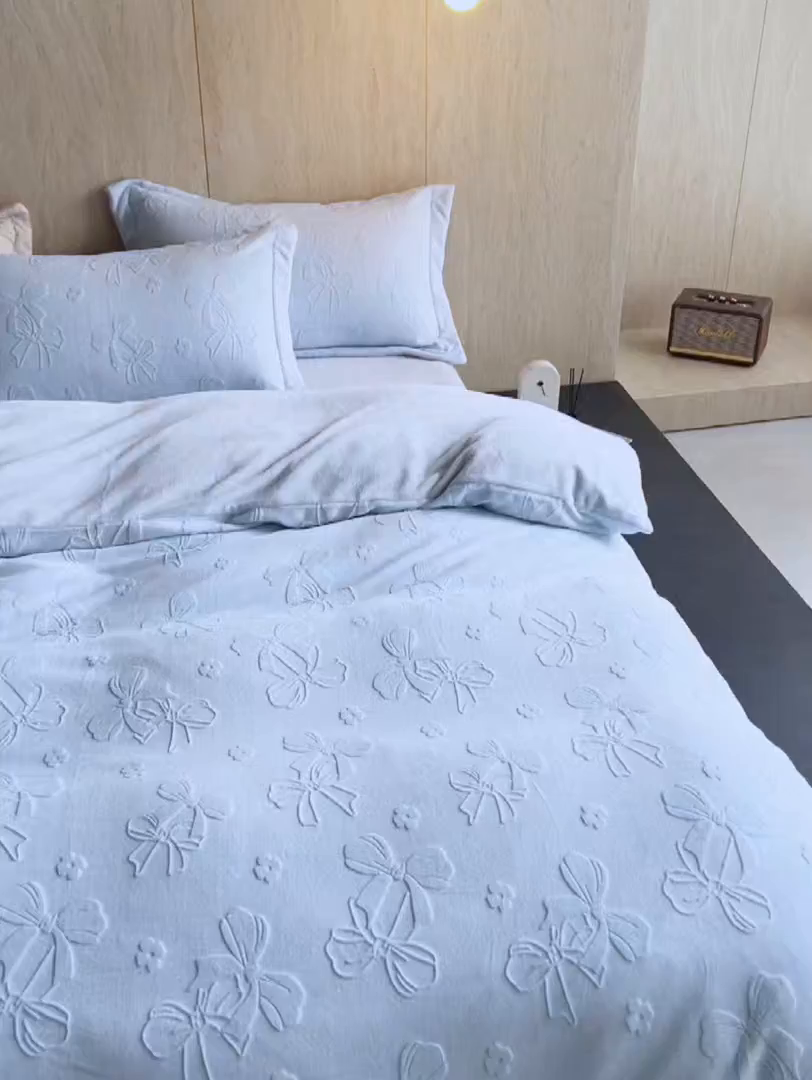 91家纺网 家纺一手货源 找家纺 亿梵家居 2025秋冬新款A类全消光牛奶绒立体5D雕花绒四件套-风格一 （提供买家秀） 蝴蝶结-天空蓝