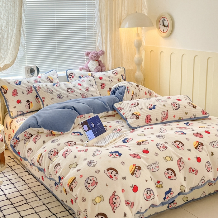 91家纺网 家纺一手货源 找家纺 云玲时尚 2025新款高克重牛奶绒印花床盖四件套 快乐一家