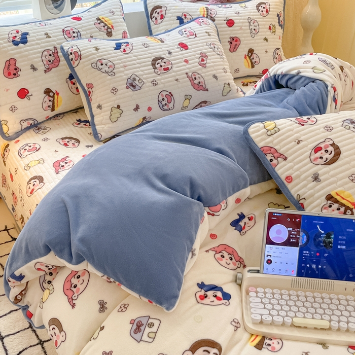 91家纺网 家纺一手货源 找家纺 云玲时尚 2025新款高克重牛奶绒印花床盖四件套 快乐一家