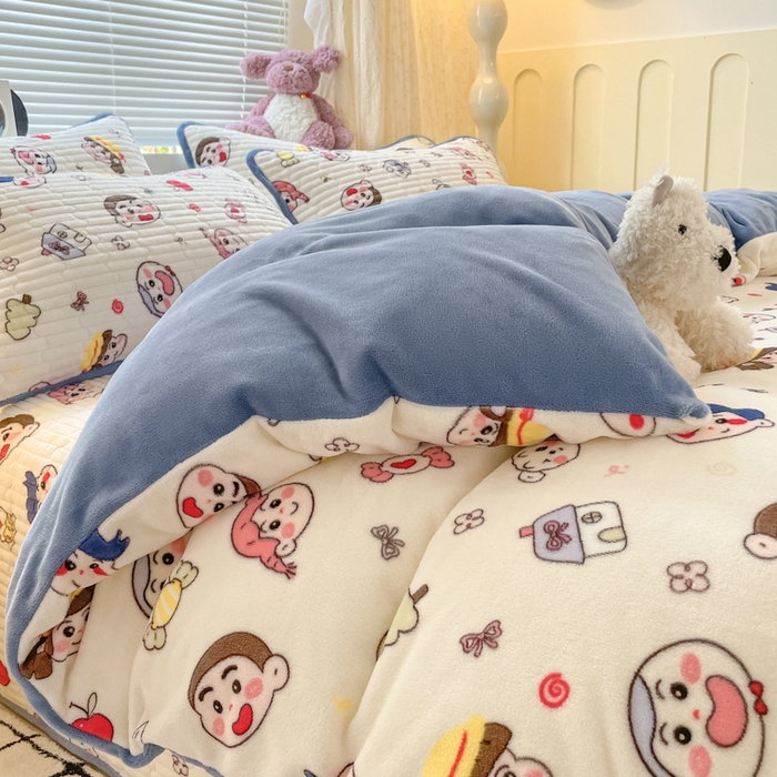 91家纺网 家纺一手货源 找家纺 云玲时尚 2025新款高克重牛奶绒印花床盖四件套 快乐一家