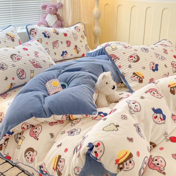 91家纺网 家纺一手货源 找家纺 云玲时尚 2025新款高克重牛奶绒印花床盖四件套 快乐一家