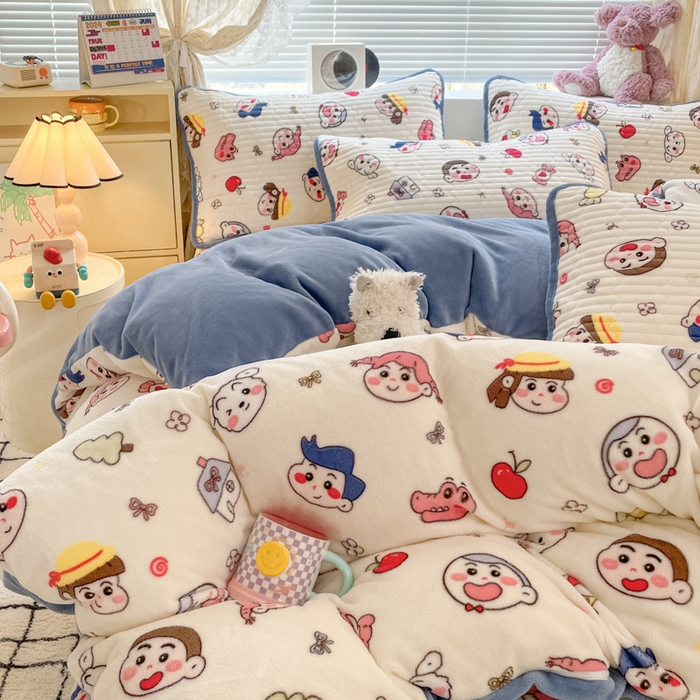 91家纺网 家纺一手货源 找家纺 云玲时尚 2025新款高克重牛奶绒印花床盖四件套 快乐一家