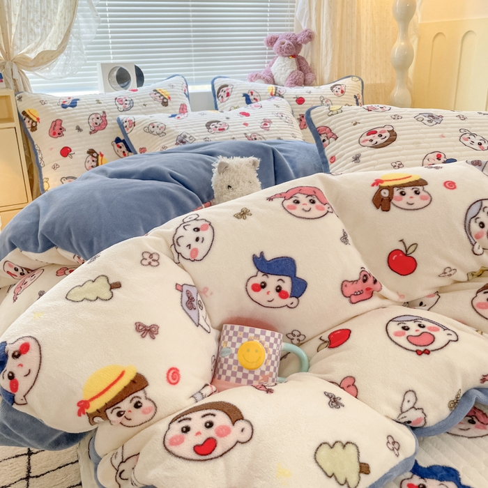 91家纺网 家纺一手货源 找家纺 云玲时尚 2025新款高克重牛奶绒印花床盖四件套 快乐一家