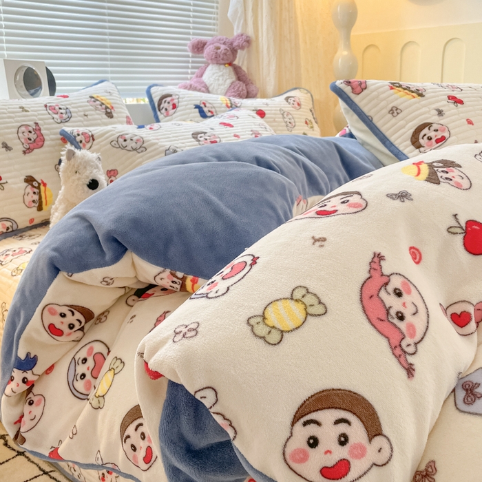 91家纺网 家纺一手货源 找家纺 云玲时尚 2025新款高克重牛奶绒印花床盖四件套 快乐一家