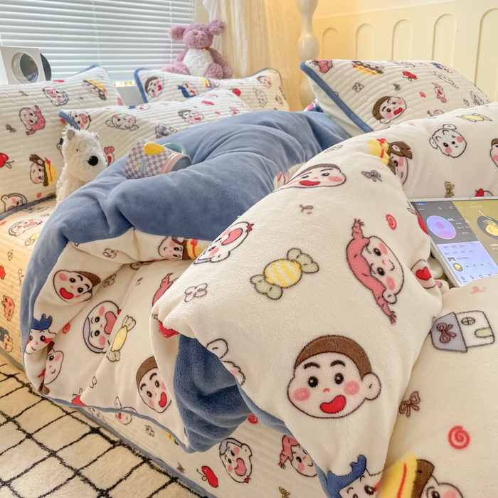 91家纺网 家纺一手货源 找家纺 云玲时尚 2025新款高克重牛奶绒印花床盖四件套 快乐一家