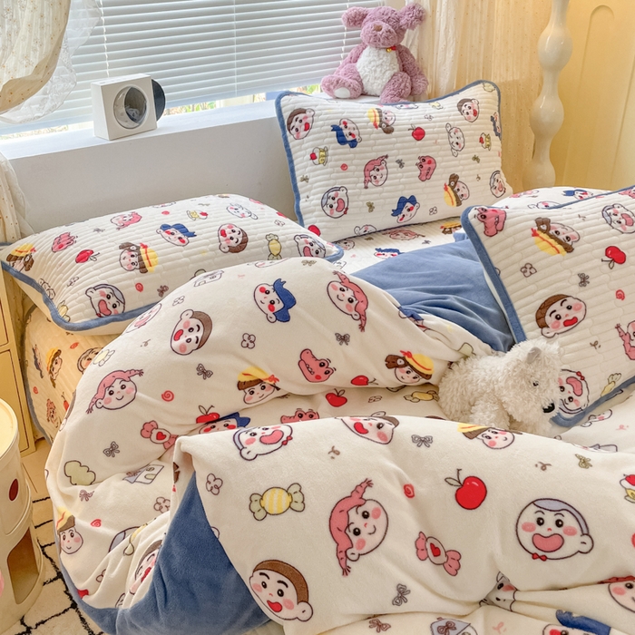 91家纺网 家纺一手货源 找家纺 云玲时尚 2025新款高克重牛奶绒印花床盖四件套 快乐一家