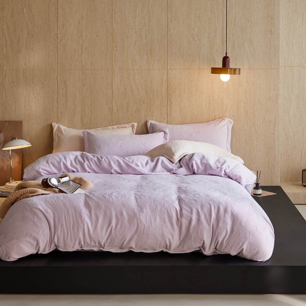 91家纺网 家纺一手货源 找家纺 亿梵家居 2025秋冬新款A类全消光牛奶绒立体5D雕花绒四件套-风格一 （提供买家秀） 蝴蝶结-新媚紫