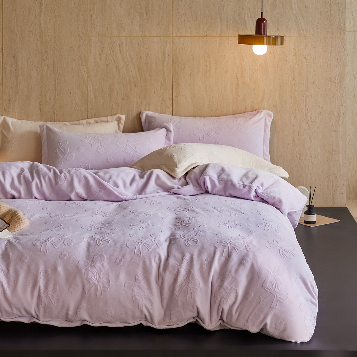 91家纺网 家纺一手货源 找家纺 亿梵家居 2025秋冬新款A类全消光牛奶绒立体5D雕花绒四件套-风格一 （提供买家秀） 蝴蝶结-新媚紫