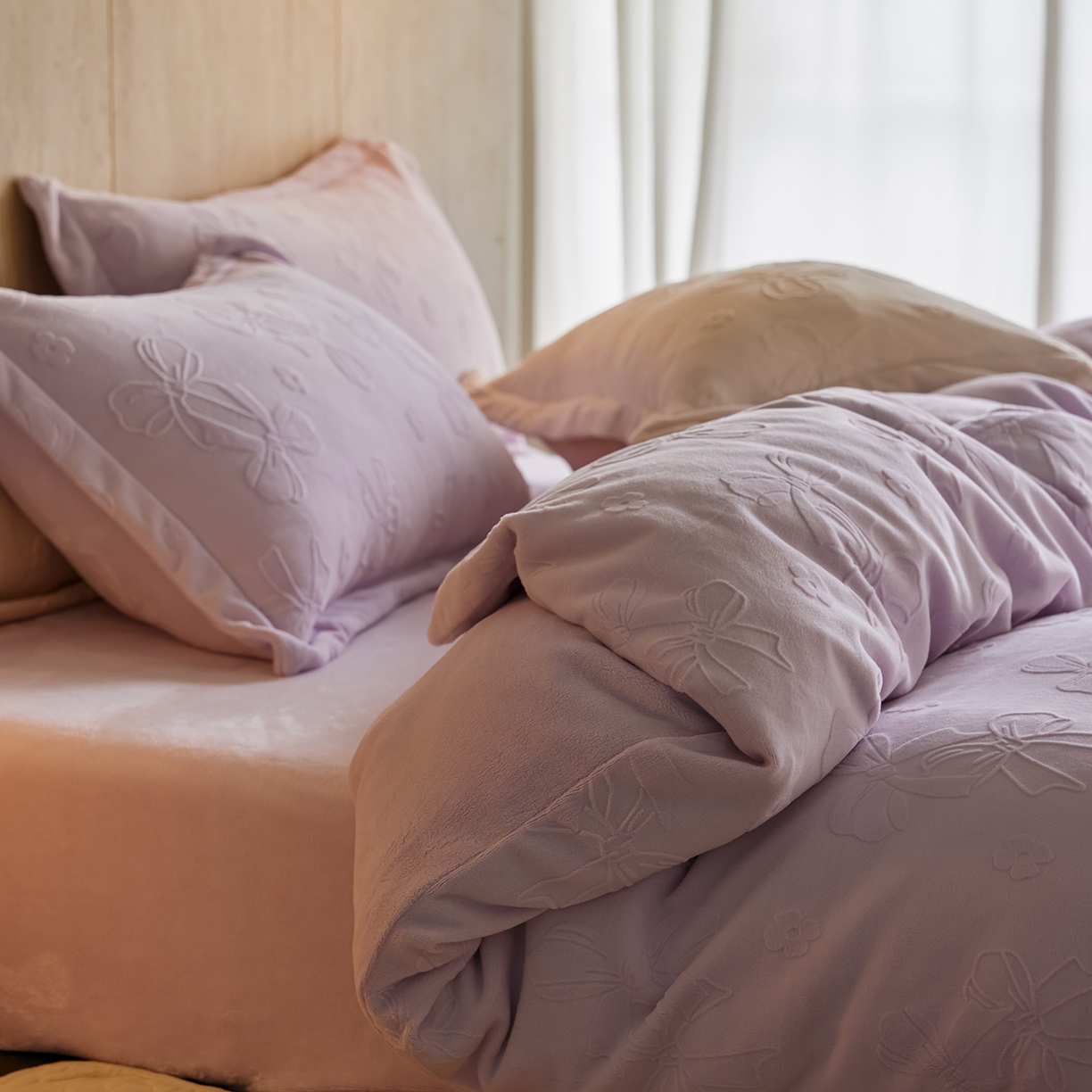 91家纺网 家纺一手货源 找家纺 亿梵家居 2025秋冬新款A类全消光牛奶绒立体5D雕花绒四件套-风格一 （提供买家秀） 蝴蝶结-新媚紫