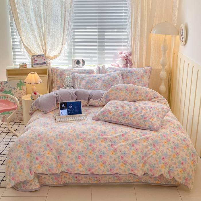 91家纺网 家纺一手货源 找家纺 云玲时尚 2025新款高克重牛奶绒印花床盖四件套 漫漫花海