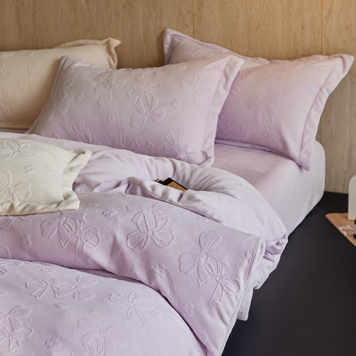 91家纺网 家纺一手货源 找家纺 亿梵家居 2025秋冬新款A类全消光牛奶绒立体5D雕花绒四件套-风格一 （提供买家秀） 蝴蝶结-新媚紫