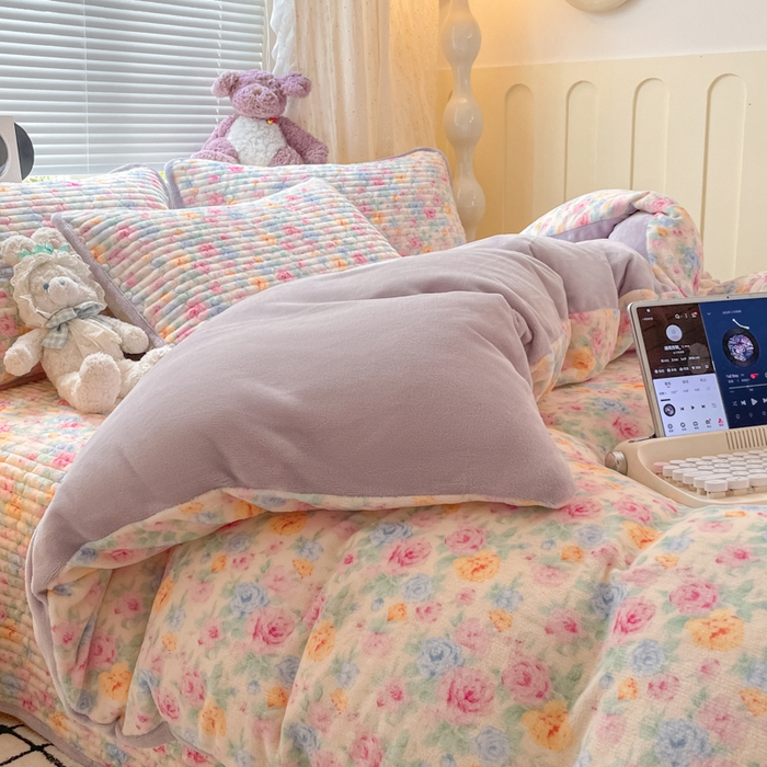 91家纺网 家纺一手货源 找家纺 云玲时尚 2025新款高克重牛奶绒印花床盖四件套 漫漫花海