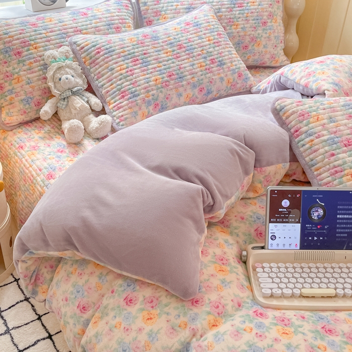 91家纺网 家纺一手货源 找家纺 云玲时尚 2025新款高克重牛奶绒印花床盖四件套 漫漫花海