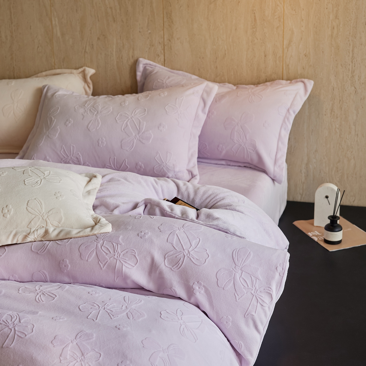 91家纺网 家纺一手货源 找家纺 亿梵家居 2025秋冬新款A类全消光牛奶绒立体5D雕花绒四件套-风格一 （提供买家秀） 蝴蝶结-新媚紫