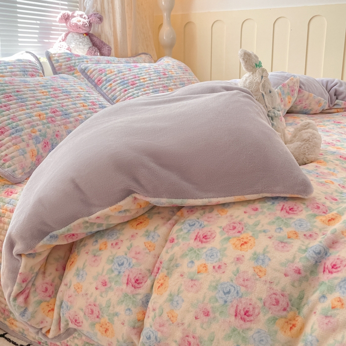 91家纺网 家纺一手货源 找家纺 云玲时尚 2025新款高克重牛奶绒印花床盖四件套 漫漫花海