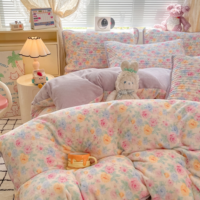 91家纺网 家纺一手货源 找家纺 云玲时尚 2025新款高克重牛奶绒印花床盖四件套 漫漫花海