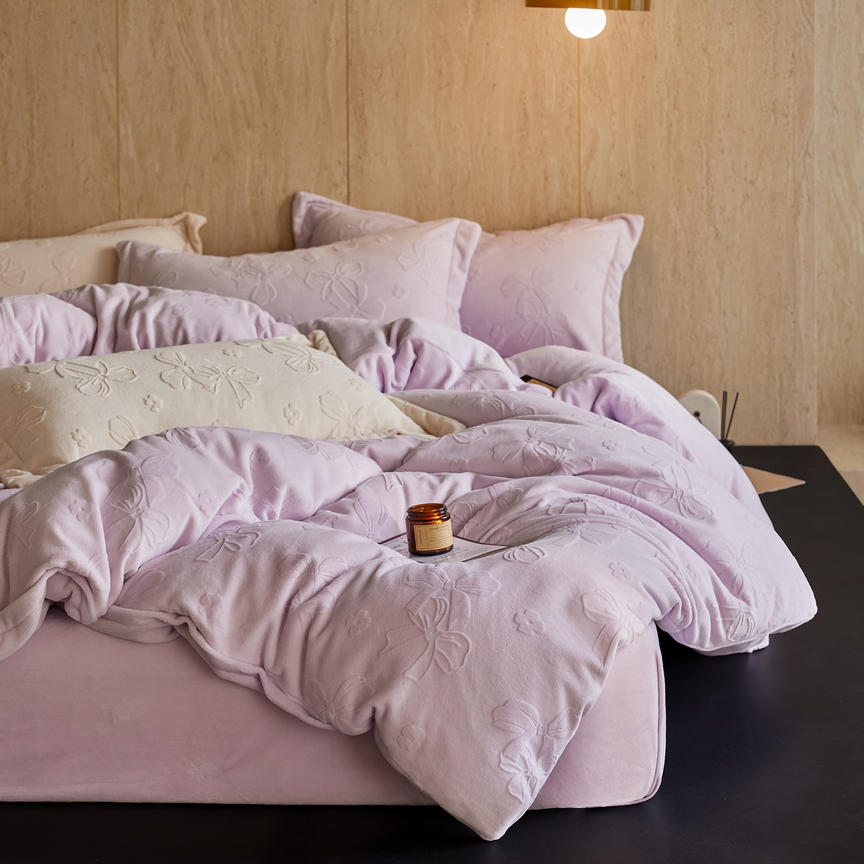 91家纺网 家纺一手货源 找家纺 亿梵家居 2025秋冬新款A类全消光牛奶绒立体5D雕花绒四件套-风格一 （提供买家秀） 蝴蝶结-新媚紫