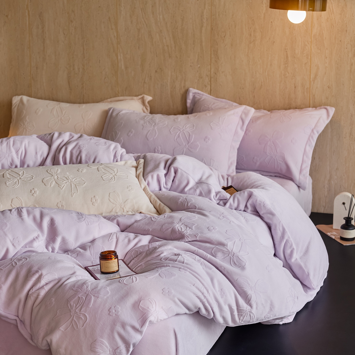 91家纺网 家纺一手货源 找家纺 亿梵家居 2025秋冬新款A类全消光牛奶绒立体5D雕花绒四件套-风格一 （提供买家秀） 蝴蝶结-新媚紫