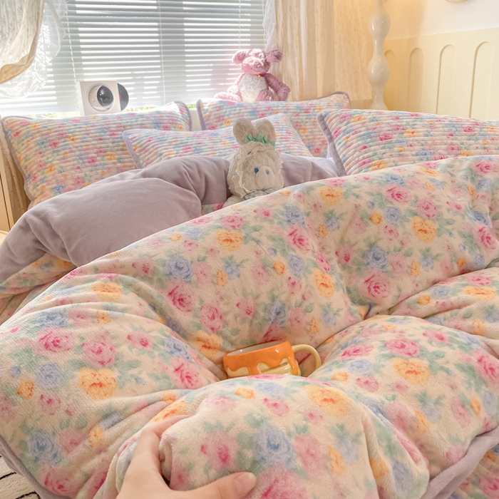 91家纺网 家纺一手货源 找家纺 云玲时尚 2025新款高克重牛奶绒印花床盖四件套 漫漫花海