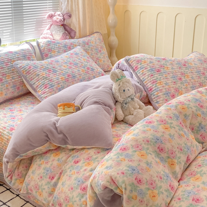 91家纺网 家纺一手货源 找家纺 云玲时尚 2025新款高克重牛奶绒印花床盖四件套 漫漫花海