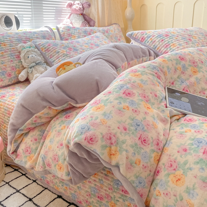 91家纺网 家纺一手货源 找家纺 云玲时尚 2025新款高克重牛奶绒印花床盖四件套 漫漫花海