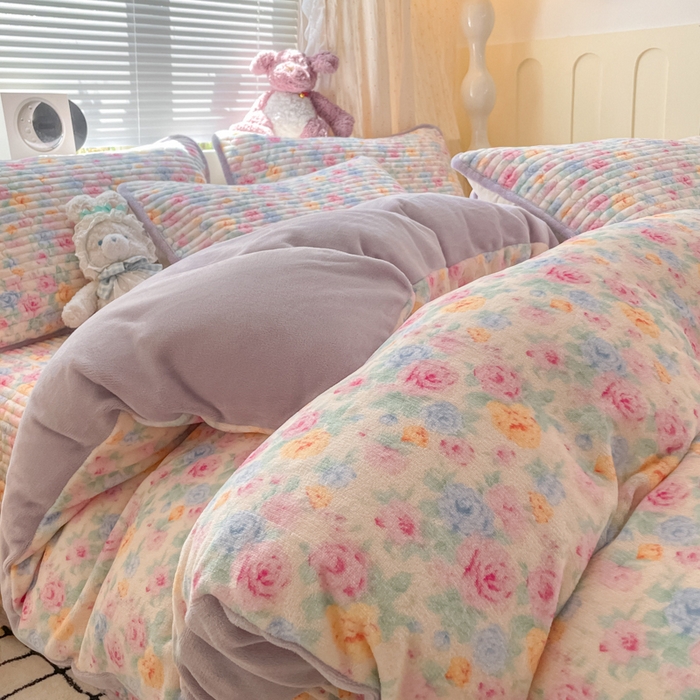 91家纺网 家纺一手货源 找家纺 云玲时尚 2025新款高克重牛奶绒印花床盖四件套 漫漫花海