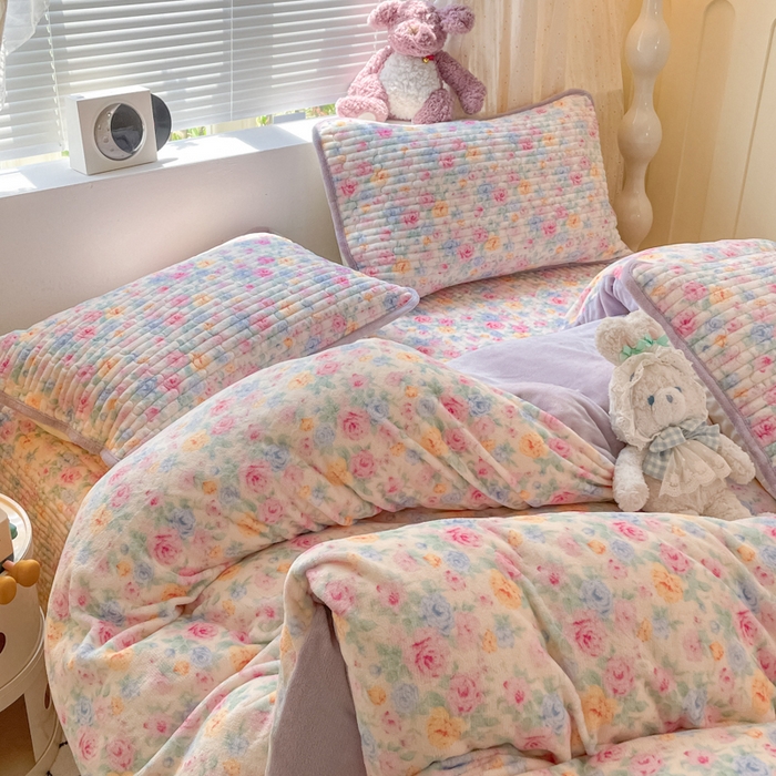 91家纺网 家纺一手货源 找家纺 云玲时尚 2025新款高克重牛奶绒印花床盖四件套 漫漫花海