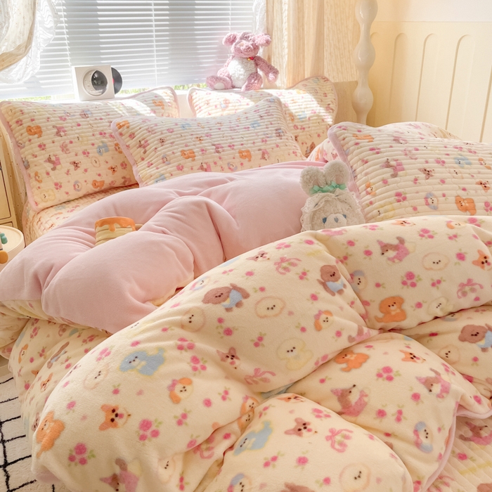 云玲时尚 2025新款高克重牛奶绒印花床盖四件套 泡芙小狗