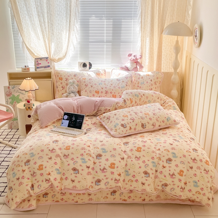 91家纺网 家纺一手货源 找家纺 云玲时尚 2025新款高克重牛奶绒印花床盖四件套 泡芙小狗