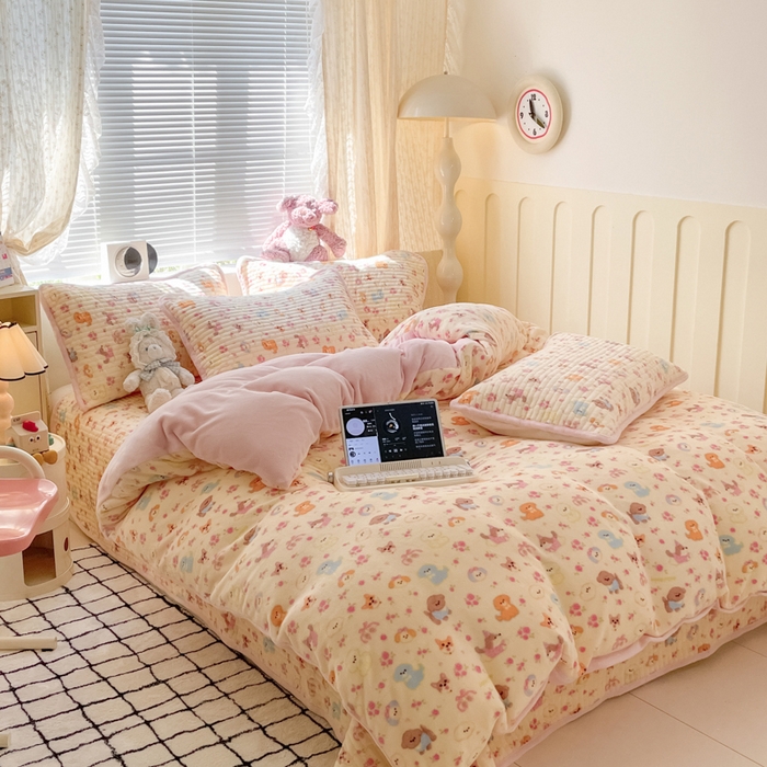 91家纺网 家纺一手货源 找家纺 云玲时尚 2025新款高克重牛奶绒印花床盖四件套 泡芙小狗