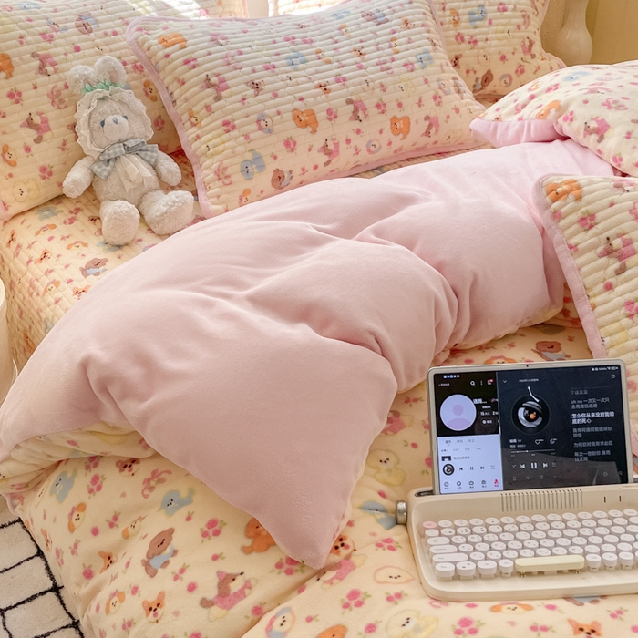 91家纺网 家纺一手货源 找家纺 云玲时尚 2025新款高克重牛奶绒印花床盖四件套 泡芙小狗