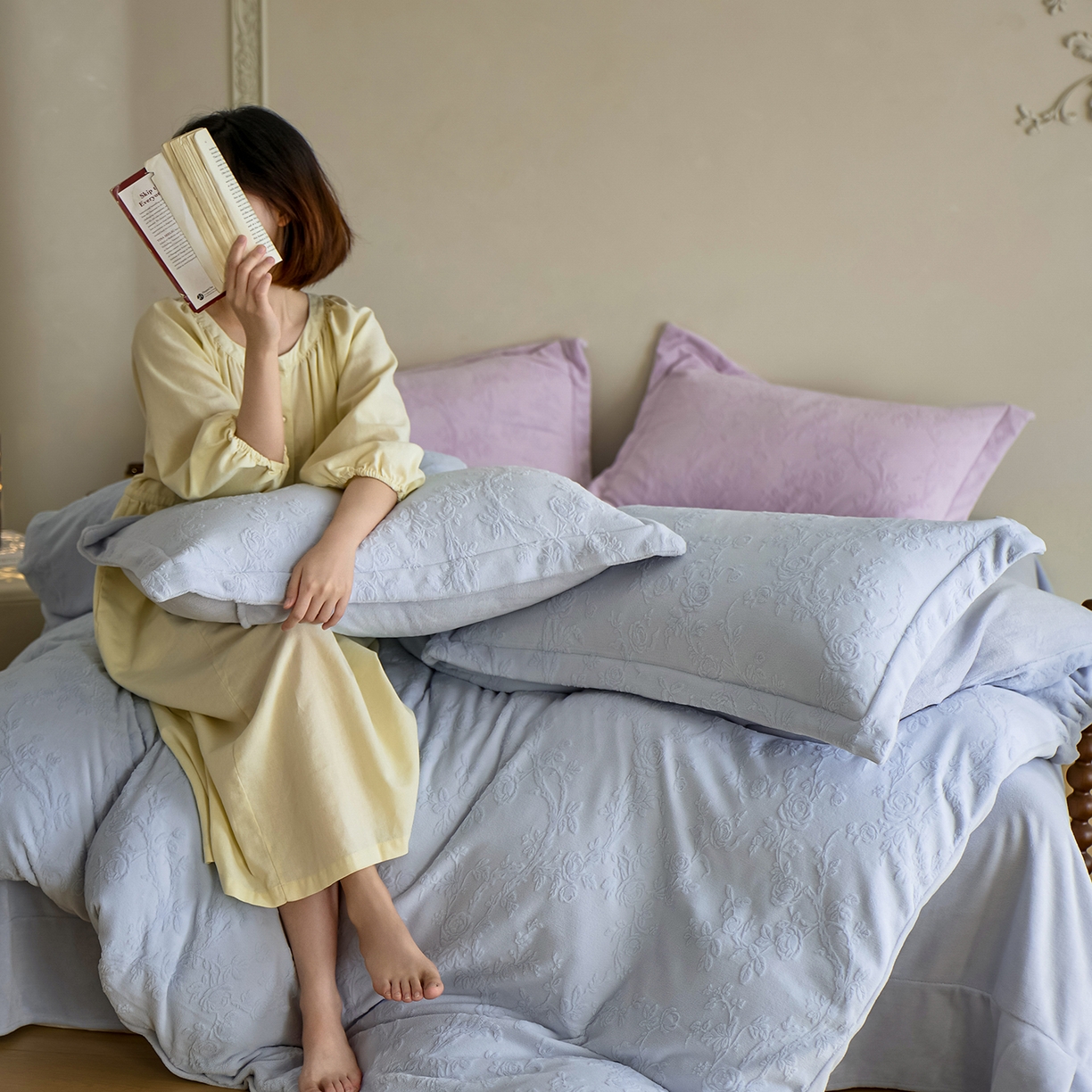 亿梵家居 2025秋冬新款A类全消光牛奶绒立体5D雕花绒四件套-风格一 （提供买家秀） 花野漫屿-天空蓝