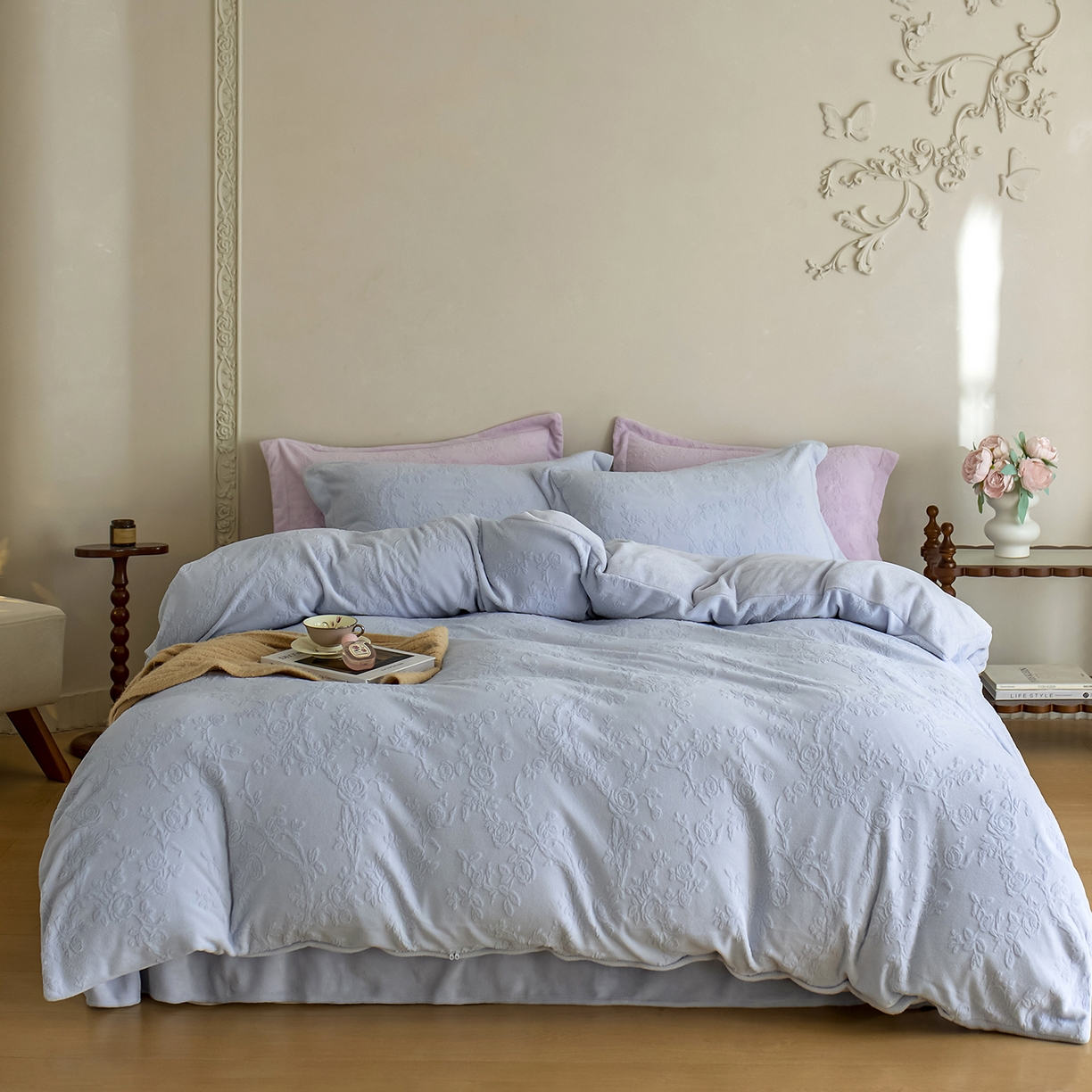 91家纺网 家纺一手货源 找家纺 亿梵家居 2025秋冬新款A类全消光牛奶绒立体5D雕花绒四件套-风格一 （提供买家秀） 花野漫屿-天空蓝