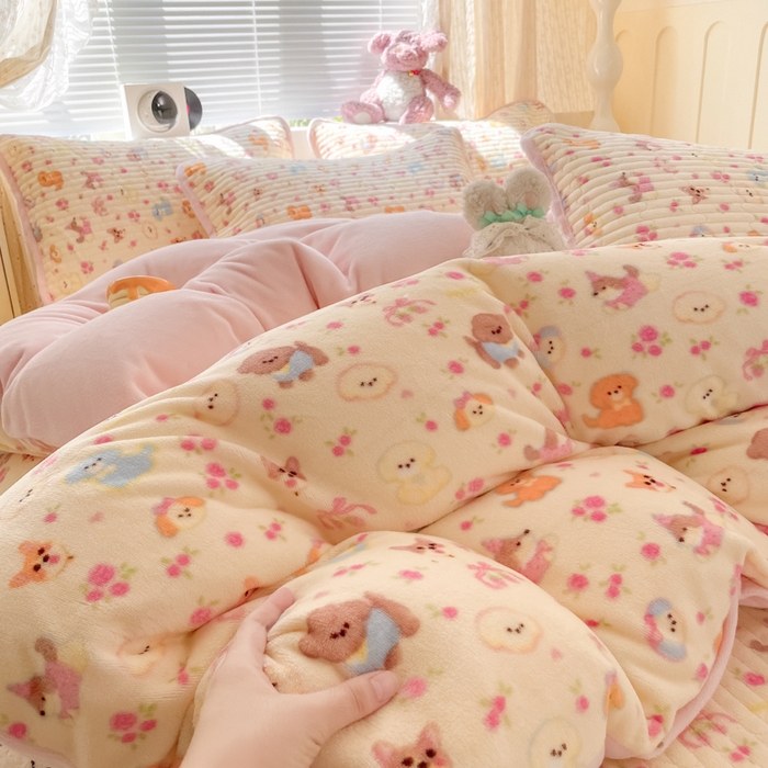 91家纺网 家纺一手货源 找家纺 云玲时尚 2025新款高克重牛奶绒印花床盖四件套 泡芙小狗