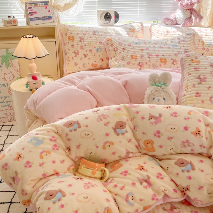 91家纺网 家纺一手货源 找家纺 云玲时尚 2025新款高克重牛奶绒印花床盖四件套 泡芙小狗