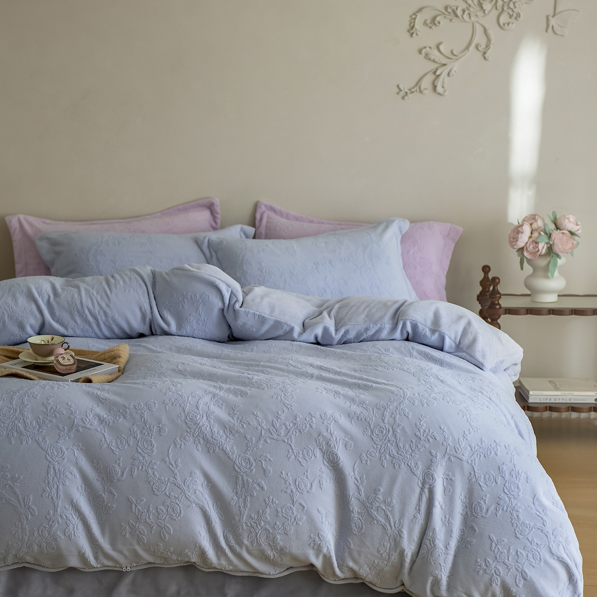 91家纺网 家纺一手货源 找家纺 亿梵家居 2025秋冬新款A类全消光牛奶绒立体5D雕花绒四件套-风格一 （提供买家秀） 花野漫屿-天空蓝