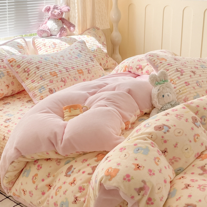 91家纺网 家纺一手货源 找家纺 云玲时尚 2025新款高克重牛奶绒印花床盖四件套 泡芙小狗