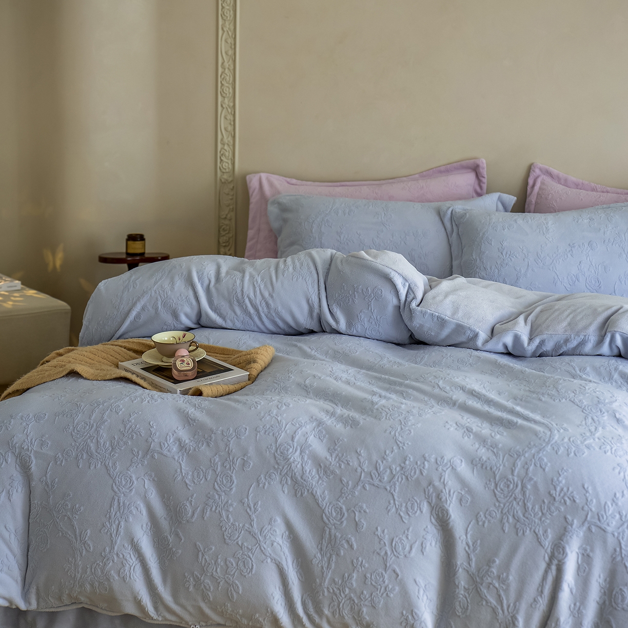 91家纺网 家纺一手货源 找家纺 亿梵家居 2025秋冬新款A类全消光牛奶绒立体5D雕花绒四件套-风格一 （提供买家秀） 花野漫屿-天空蓝