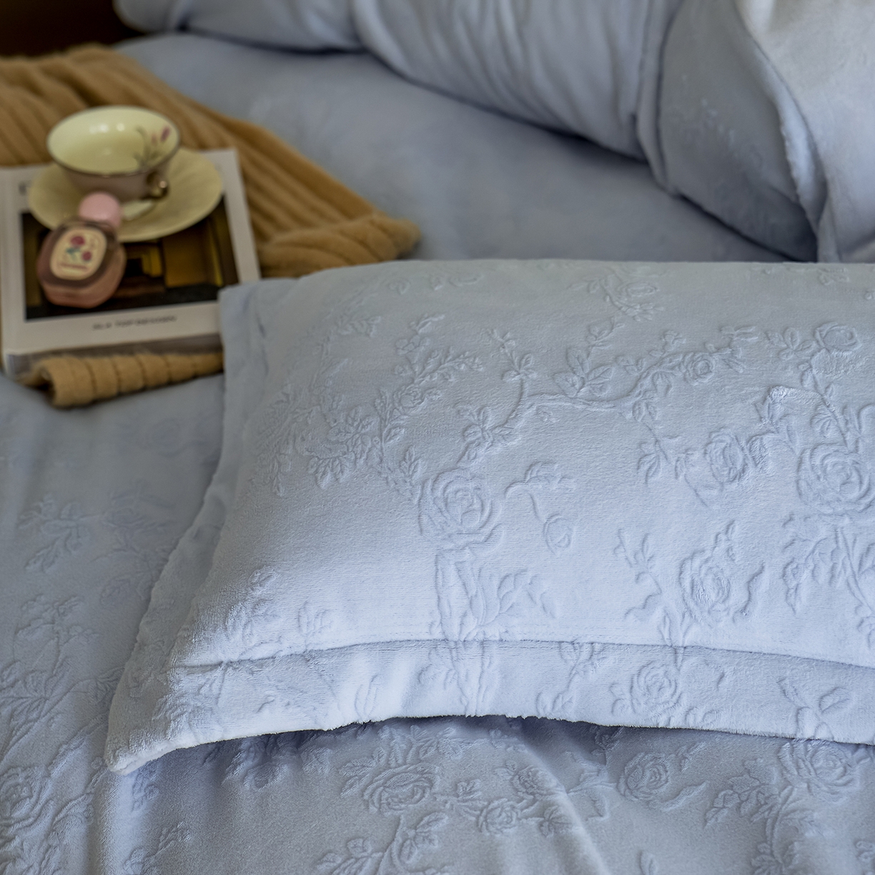 91家纺网 家纺一手货源 找家纺 亿梵家居 2025秋冬新款A类全消光牛奶绒立体5D雕花绒四件套-风格一 （提供买家秀） 花野漫屿-天空蓝