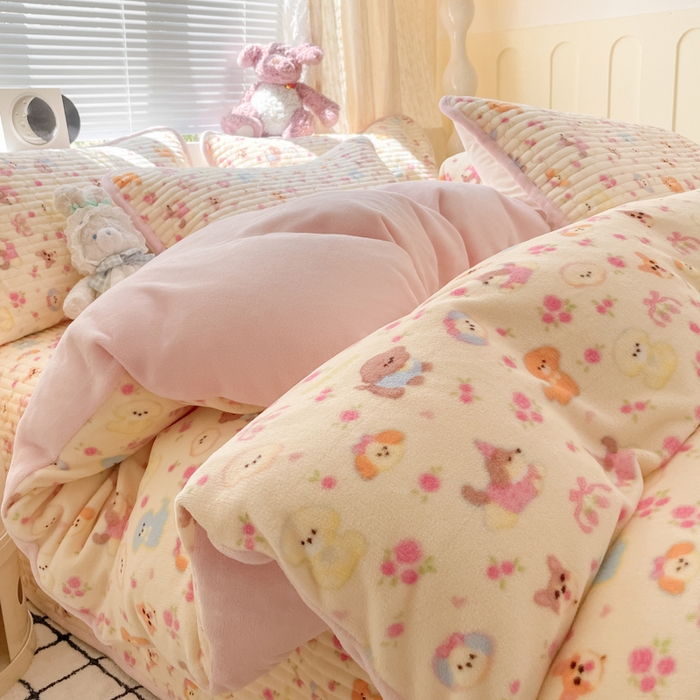 91家纺网 家纺一手货源 找家纺 云玲时尚 2025新款高克重牛奶绒印花床盖四件套 泡芙小狗