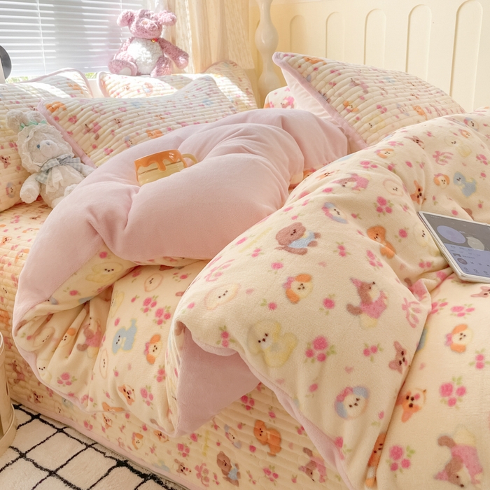 91家纺网 家纺一手货源 找家纺 云玲时尚 2025新款高克重牛奶绒印花床盖四件套 泡芙小狗