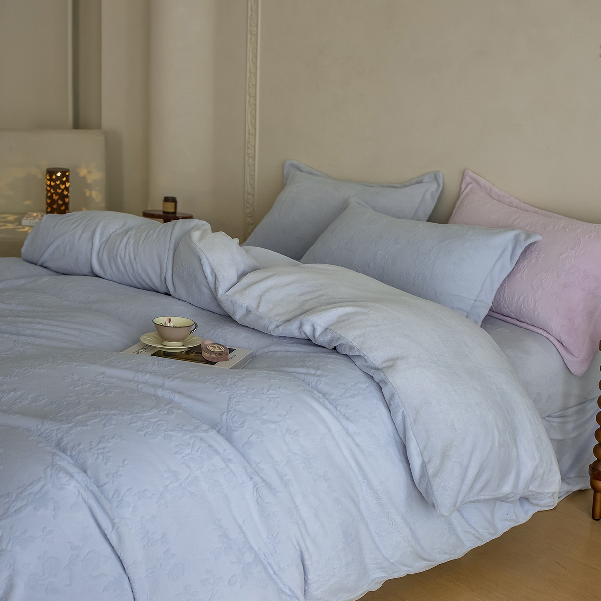 91家纺网 家纺一手货源 找家纺 亿梵家居 2025秋冬新款A类全消光牛奶绒立体5D雕花绒四件套-风格一 （提供买家秀） 花野漫屿-天空蓝