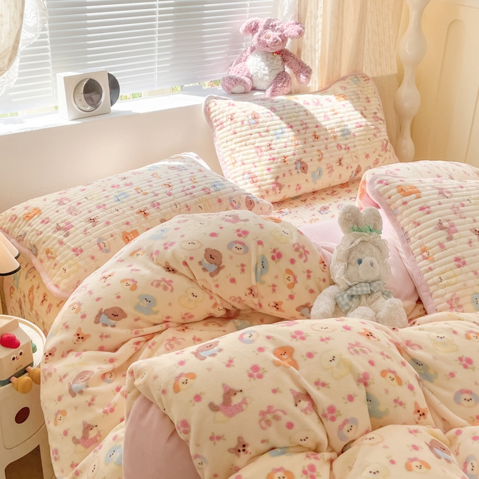 91家纺网 家纺一手货源 找家纺 云玲时尚 2025新款高克重牛奶绒印花床盖四件套 泡芙小狗