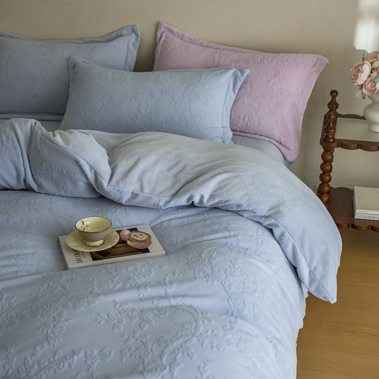 91家纺网 家纺一手货源 找家纺 亿梵家居 2025秋冬新款A类全消光牛奶绒立体5D雕花绒四件套-风格一 （提供买家秀） 花野漫屿-天空蓝