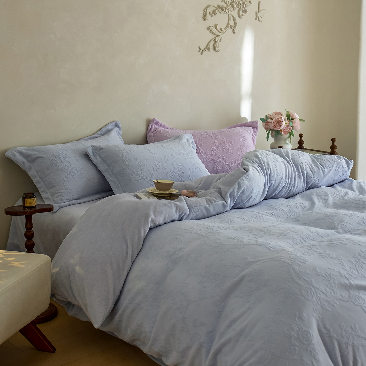 91家纺网 家纺一手货源 找家纺 亿梵家居 2025秋冬新款A类全消光牛奶绒立体5D雕花绒四件套-风格一 （提供买家秀） 花野漫屿-天空蓝