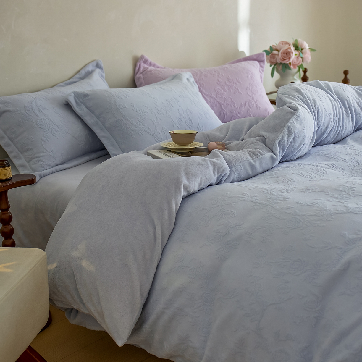 91家纺网 家纺一手货源 找家纺 亿梵家居 2025秋冬新款A类全消光牛奶绒立体5D雕花绒四件套-风格一 （提供买家秀） 花野漫屿-天空蓝